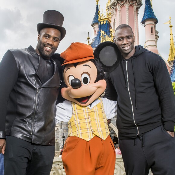 Teddy Riner et Omar Sy à Marne-la-Vallée pour découvrir le nouveau spectacle mis au point par les équipes de Disneyland Paris, "Mickey et le Magicien" (à partir du 2 juillet à Animagique Theater). Le 18 juin 2016.