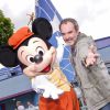 Bruno Solo à Marne-la-Vallée pour découvrir le nouveau spectacle mis au point par les équipes de Disneyland Paris, "Mickey et le Magicien" (à partir du 2 juillet à Animagique Theater). Le 18 juin 2016.