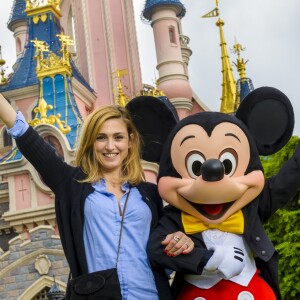Julie Gayet à Marne-la-Vallée pour découvrir le nouveau spectacle mis au point par les équipes de Disneyland Paris, "Mickey et le Magicien" (à partir du 2 juillet à Animagique Theater). Le 18 juin 2016.