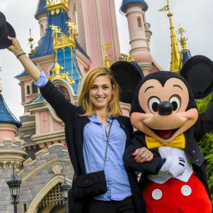 Julie Gayet à Marne-la-Vallée pour découvrir le nouveau spectacle mis au point par les équipes de Disneyland Paris, "Mickey et le Magicien" (à partir du 2 juillet à Animagique Theater). Le 18 juin 2016.