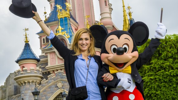 Julie Gayet complice avec Mickey face à Vincent Cassel rêveur à Disney