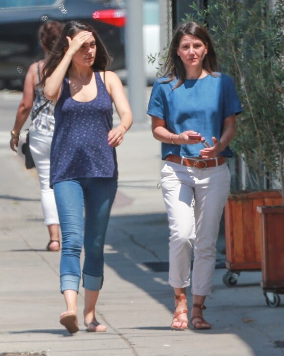 Mila Kunis enceinte, avec une amie à Los Angeles, le 21 juin 2016.