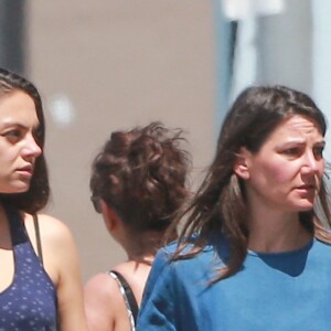 Mila Kunis enceinte est allée déjeuner avec une amie à Los Angeles, le 21 juin 2016.