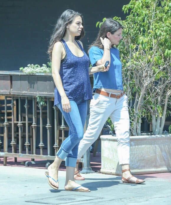 Mila Kunis enceinte et au naturel avec une amie à Los Angeles, le 21 juin 2016.