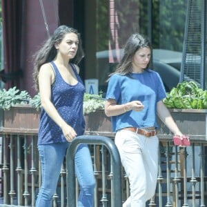 Mila Kunis enceinte est allée déjeuner avec une amie à Los Angeles, le 21 juin 2016.