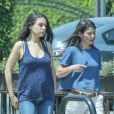 Les premières photos de son baby-bump - Mila Kunis enceinte est allée déjeuner avec une amie à Los Angeles, le 21 juin 2016.