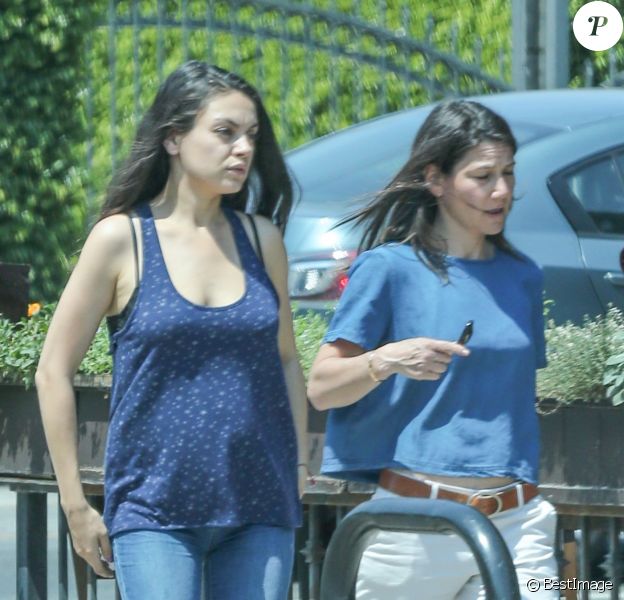 Les premières photos de son baby-bump - Mila Kunis enceinte est allée déjeuner avec une amie à Los Angeles, le 21 juin 2016.