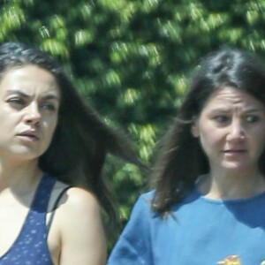 Mila Kunis enceinte est allée déjeuner avec une amie à Los Angeles, le 21 juin 2016.
