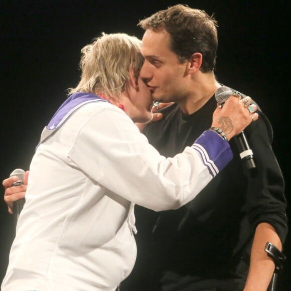 Exclusif - Renaud et Grand Corps Malade - Concert exceptionnel de Grand Corps Malade avec de nombreux artistes sur scène au Trianon à Paris, le 17 juin 2016. À l'issue du concert Grand Corps Malade a reçu un disque de platine entouré de tous ses amis. © CVS / Veeren / Bestimage