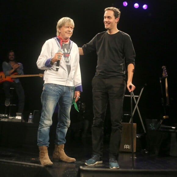 Exclusif - Renaud et Grand Corps Malade - Concert exceptionnel de Grand Corps Malade avec de nombreux artistes sur scène au Trianon à Paris, le 17 juin 2016. À l'issue du concert Grand Corps Malade a reçu un disque de platine entouré de tous ses amis. © CVS / Veeren / Bestimage