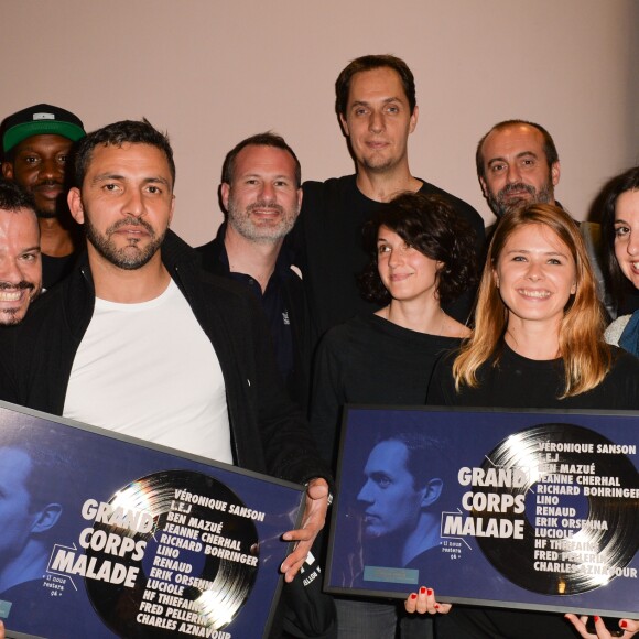 Exclusif - Backstage du concert exceptionnel de Grand Corps Malade avec de nombreux artistes sur scène au Trianon à Paris, le 17 juin 2016. À l'issue du concert Grand Corps Malade a reçu un disque de platine entouré de tous ses amis. © CVS / Veeren / Bestimage