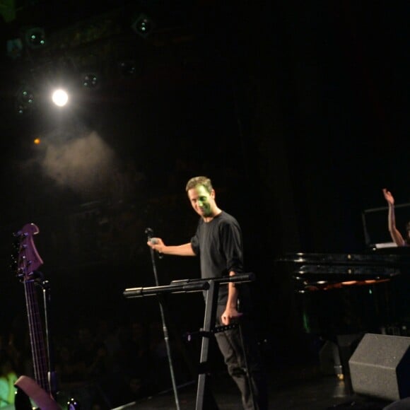 Exclusif - Grand Corps Malade et Renaud - Backstage du concert exceptionnel de Grand Corps Malade avec de nombreux artistes sur scène au Trianon à Paris, le 17 juin 2016. À l'issue du concert Grand Corps Malade a reçu un disque de platine entouré de tous ses amis. © CVS / Veeren / Bestimage