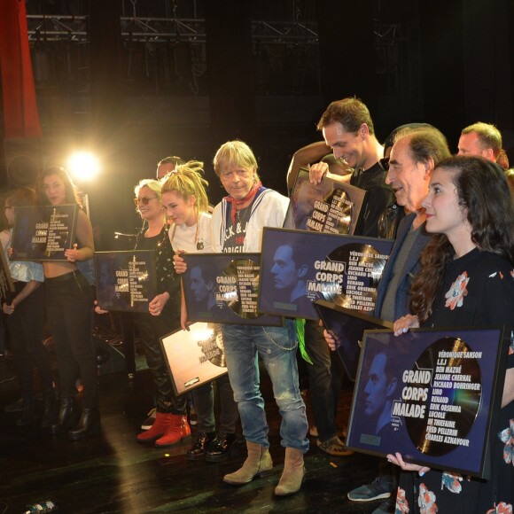 Exclusif - Backstage du concert exceptionnel de Grand Corps Malade avec de nombreux artistes sur scène au Trianon à Paris, le 17 juin 2016. À l'issue du concert Grand Corps Malade a reçu un disque de platine entouré de tous ses amis. © CVS / Veeren / Bestimage
