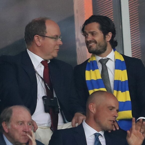 Le prince Albert II de Monaco et le prince Carl Philip de Suède lors du match Suède-Belgique pendant l'UEFA Euro 2006 au stade Allianz Riviera à Nice, France le 22 juin 2016. La Belgique gagne 1-0 et rejoint les huitièmes de finale. © Cyril Moreau/Bestimage