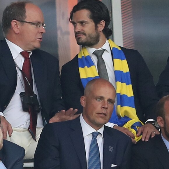 Le prince Albert II de Monaco et le prince Carl Philip de Suède lors du match Suède-Belgique pendant l'UEFA Euro 2006 au stade Allianz Riviera à Nice, France le 22 juin 2016. La Belgique gagne 1-0 et rejoint les huitièmes de finale. © Cyril Moreau/Bestimage