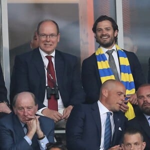 Le prince Albert II de Monaco et le prince Carl Philip de Suède lors du match Suède-Belgique pendant l'UEFA Euro 2006 au stade Allianz Riviera à Nice, France le 22 juin 2016. La Belgique gagne 1-0 et rejoint les huitièmes de finale. © Cyril Moreau/Bestimage