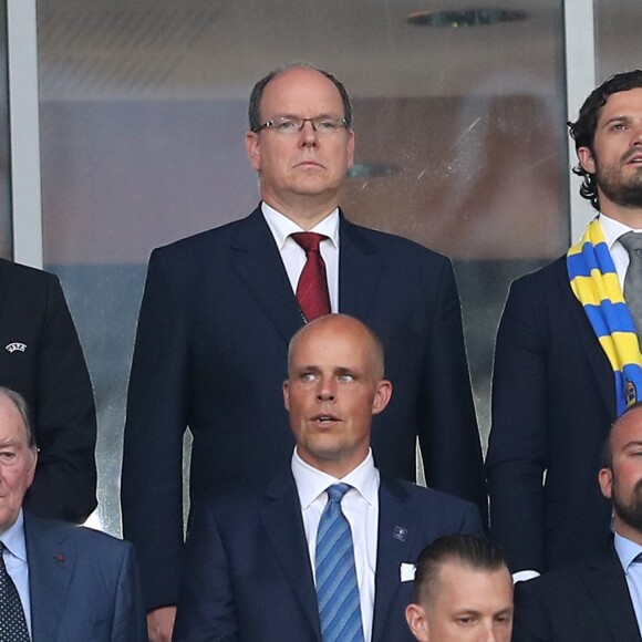 Le prince Albert II de Monaco et le prince Carl Philip de Suède lors du match Suède-Belgique pendant l'UEFA Euro 2006 au stade Allianz Riviera à Nice, France le 22 juin 2016. La Belgique gagne 1-0 et rejoint les huitièmes de finale. © Cyril Moreau/Bestimage