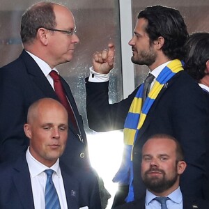 Le prince Albert II de Monaco et le prince Carl Philip de Suède lors du match Suède-Belgique pendant l'UEFA Euro 2006 au stade Allianz Riviera à Nice, France le 22 juin 2016. La Belgique gagne 1-0 et rejoint les huitièmes de finale. © Cyril Moreau/Bestimage