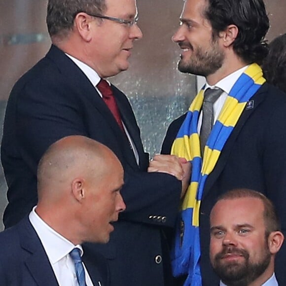 Le prince Albert II de Monaco et le prince Carl Philip de Suède lors du match Suède-Belgique pendant l'UEFA Euro 2006 au stade Allianz Riviera à Nice, France le 22 juin 2016. La Belgique gagne 1-0 et rejoint les huitièmes de finale. © Cyril Moreau/Bestimage