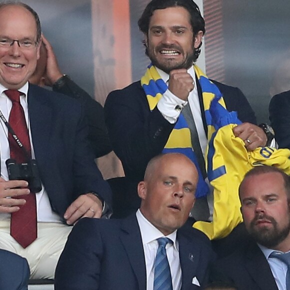 Le prince Albert II de Monaco et le prince Carl Philip de Suède lors du match Suède-Belgique pendant l'UEFA Euro 2006 au stade Allianz Riviera à Nice, France le 22 juin 2016. La Belgique gagne 1-0 et rejoint les huitièmes de finale. © Cyril Moreau/Bestimage