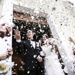 Alizée et Grégoire Lyonnet à la sortie de la chapelle de Notre-Dame-de-la-Miséricorde, lors de leur mariage, le 18 juin 2016, en Corse