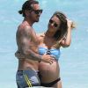 Audrina Patridge (enceinte) avec son compagnon Corey Bohan sur une plage de Hawaï le 14 Avril 2016.