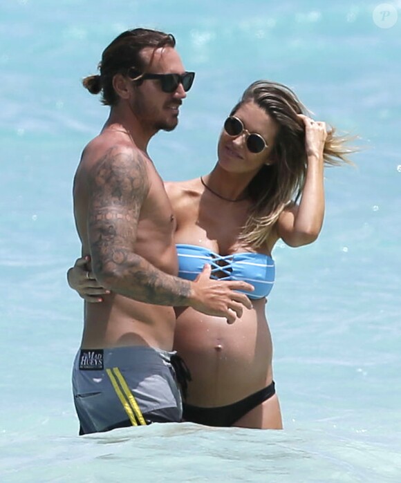 Audrina Patridge (enceinte) avec son compagnon Corey Bohan sur une plage de Hawaï le 14 Avril 2016.
