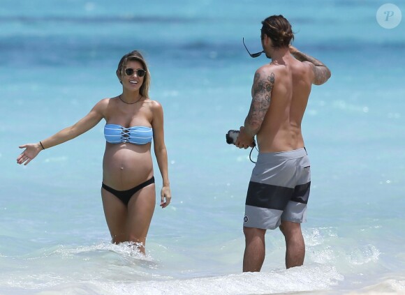 Audrina Patridge (enceinte) avec son compagnon Corey Bohan sur une plage de Hawaï le 14 Avril 2016.