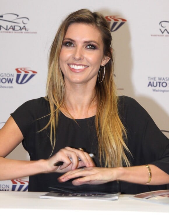 Audrina Patridge signe des autographes lors du "Washington Auto Show" a Washington, le 23 janvier 2014.