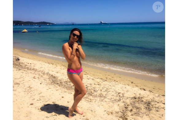 Eve Angeli prend la pose topless à Saint-Tropez. Juin 2016.