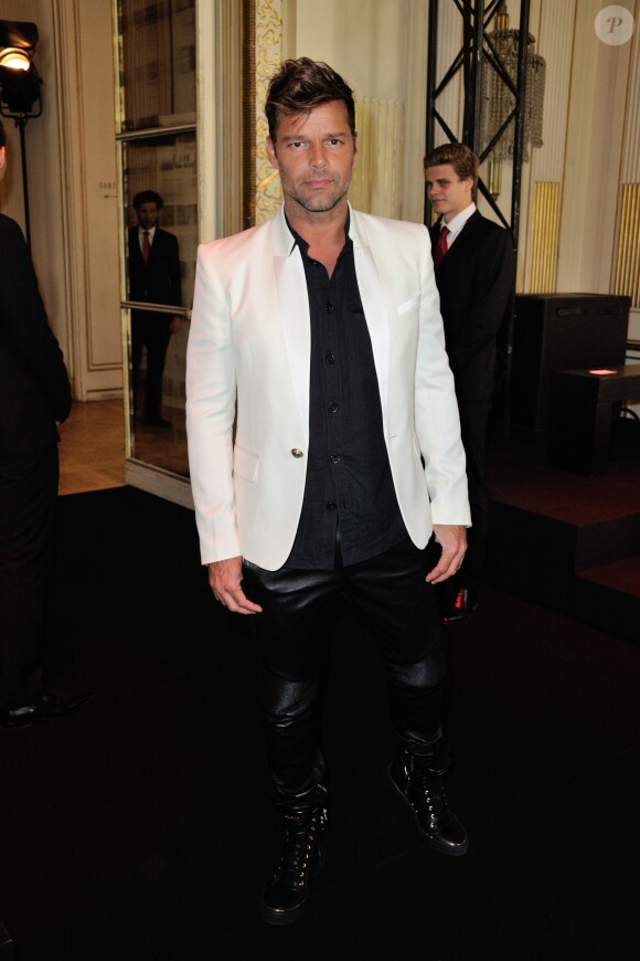 Ricky Martin assiste au défilé Balmain (collection homme printemps-été 2017) à l'hôtel Potocki. Paris, le 25 juin 2016.