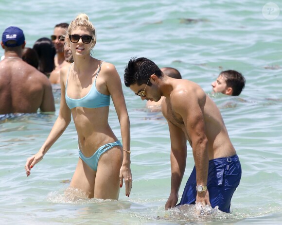 Devon Windsor et son compagnon se baignent à Miami, le 26 juin 2016.
