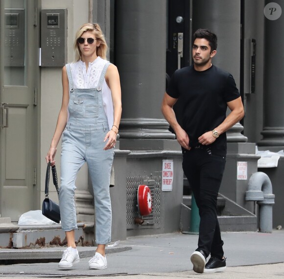 Le mannequin Devon Windsor et son petit ami à New York, le 30 mai 2016.