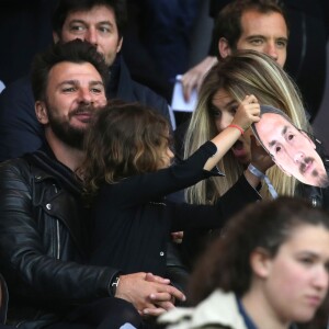 Michaël Youn, sa compagne Isabelle Funaro et leur fille Seven, devant Sébastien Grosjean et Richard Gasquet, lors de PSG - Nantes au Parc des Princes le 14 mai 2016, dernier match de la saison, qui signait les adieux de Zlatan Ibrahimovic au Paris Saint-Germain et à la Ligue 1.