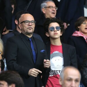 Pascal Obispo et son fils Sean et sa femme Julie Hantson et Michaël Youn et sa fille Seven - People au match de football PSG-Nantes (4 à 0) au Parc des Princes le 14 mai 2016