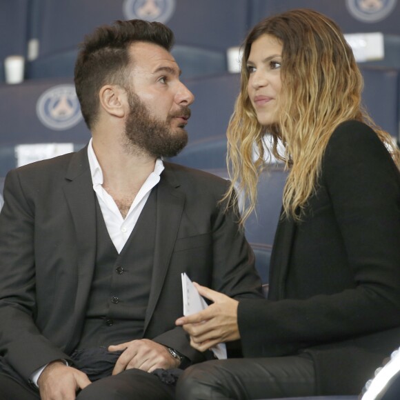 Michael Youn et sa compagne Isabelle Funaro - People au match Psg-Marseille au Parc des Princes à Paris le 4 octobre 2015.
