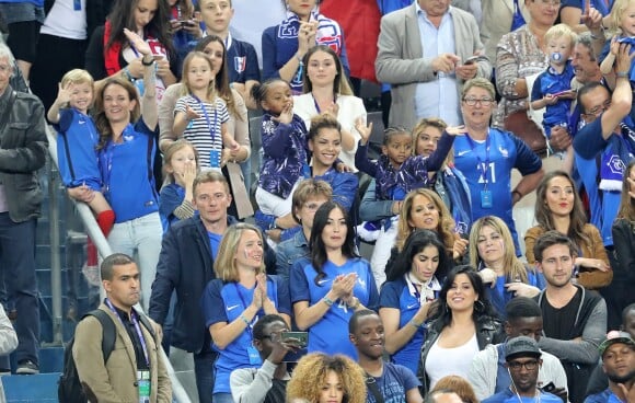 Les familles et femmes de joueurs de l'équipe de France au match d'ouverture de l'Euro 2016, France-Roumanie au Stade de France, le 10 juin 2016. © Cyril Moreau/Bestimage10/06/2016 - Saint-Denis