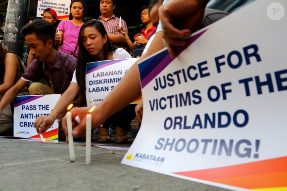 Les membres de la communauté homosexuelle se sont rassemblés devant l'université Sto. Tomas (UST) à Manille, pour rendre hommage aux victimes de l'attentat de la boîte de nuit gay Pulse à Orlando. Le 14 juin 2016