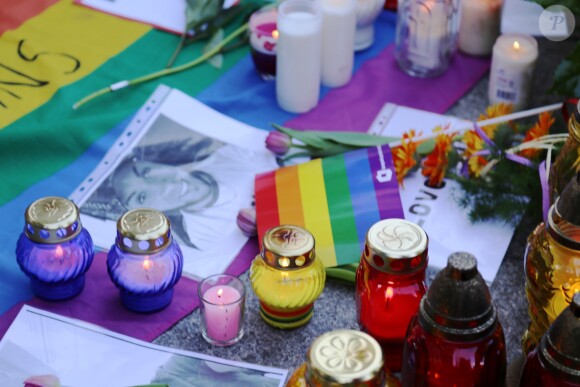 Hommage aux victimes d'Orlando devant l'ambassade des Etats-Unis à Varsovie en Pologne le 13 juin 2016