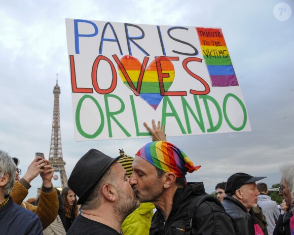 Hommage aux victimes de la boîte nuit gay Pulse à Orlando sur le parvis du Trocadéro à Paris, le 13 juin 2016. © Pierre Perusseau/Bestimage