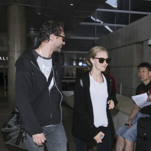 Amanda Seyfried et son compagnon Thomas Sadoski arrivent à l'aéroport Lax de Los Angeles le 26 juin 2016.