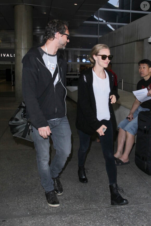 Amanda Seyfried et son compagnon Thomas Sadoski arrivent à l'aéroport Lax de Los Angeles le 26 juin 2016.