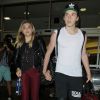 Chloë Grace Moretz et Brooklyn Beckham arrivent à l'aéroport de LAX main dans la main à Los Angeles, Californie, le 29 juin 2016.