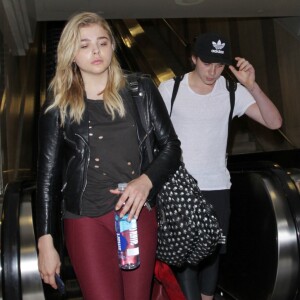 Chloë Grace Moretz et Brooklyn Beckham arrivent à l'aéroport de LAX main dans la main à Los Angeles, Californie, le 29 juin 2016.