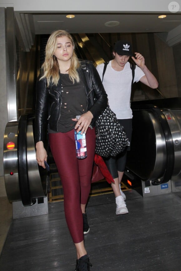 Chloë Grace Moretz et Brooklyn Beckham arrivent à l'aéroport de LAX main dans la main à Los Angeles, Californie, le 29 juin 2016.