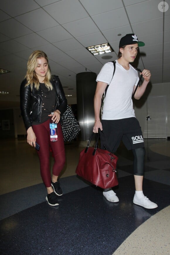 Chloë Grace Moretz et Brooklyn Beckham arrivent à l'aéroport de LAX main dans la main à Los Angeles, Californie, le 29 juin 2016.