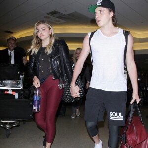 Chloë Grace Moretz et Brooklyn Beckham arrivent à l'aéroport de LAX main dans la main à Los Angeles, Californie, le 29 juin 2016.