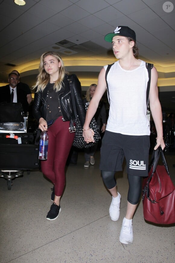 Chloë Grace Moretz et Brooklyn Beckham arrivent à l'aéroport de LAX main dans la main à Los Angeles, Californie, le 29 juin 2016.