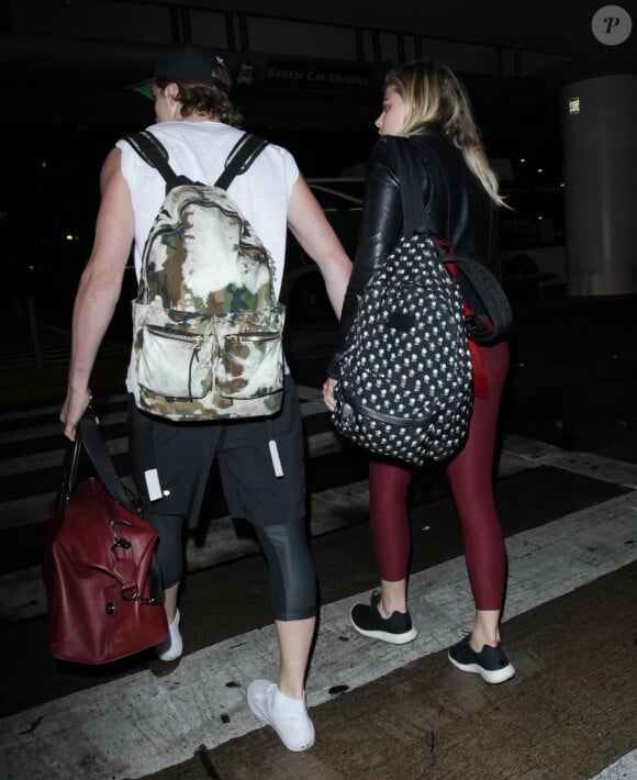 Chloë Grace Moretz et Brooklyn Beckham arrivent à l'aéroport de LAX main dans la main à Los Angeles, Californie, le 29 juin 2016.