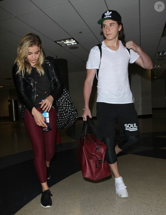 Chloë Grace Moretz et Brooklyn Beckham arrivent à l'aéroport de LAX main dans la main à Los Angeles, Californie, le 29 juin 2016.